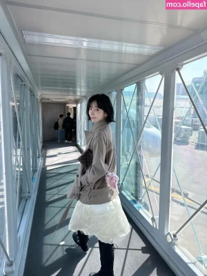 Sakura Miyawaki 宮脇 咲良 [ sakura-miyawaki ] - We get it that you don't love fishnets, or do you?? This little cock