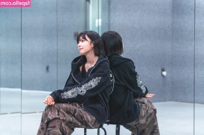 Sakura Miyawaki 宮脇 咲良 [ sakura-miyawaki ] - There’s a super 🔥 video to the set you can’t miss .. find it