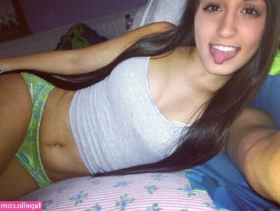 Danielle Pertusiello [ danielle-pertusiello ] - Its sunny and warm today, so I am 😃