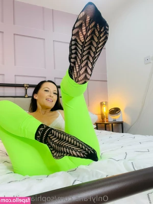 sophiasmithuk - 你們覺得女人 咬手指誘人嗎      J很喜歡這種照片