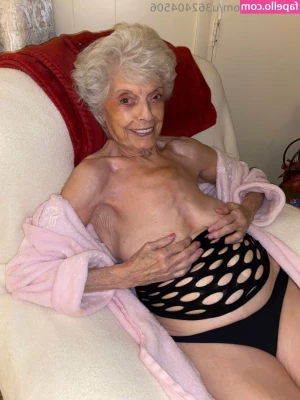 lindahope1939 - Going live here at 10 to get dirty as I clean the kitchen  See you