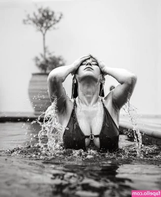 Sophie Nöther [ sophie-nther ] - Cold showers feel amazing in all this heat