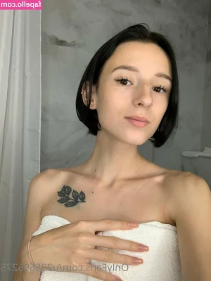 lily_shine [ lily-shine ] - Thee twerking ain't up to much but what about that cock slapping 😜