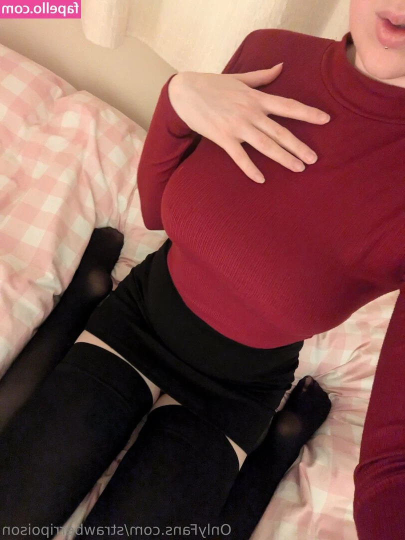 strawberripoison - Whose cumming to bury their face? 😏📍🫦