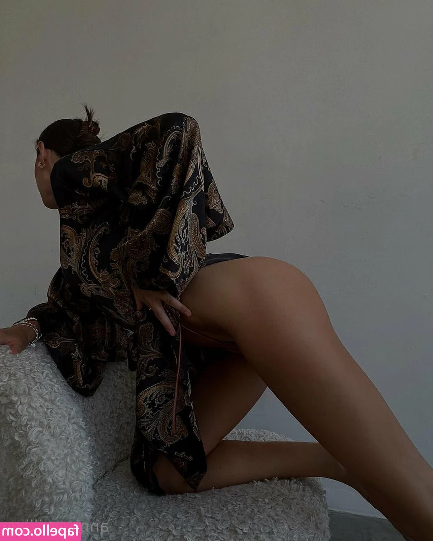 annie_millions [ annie-millions ] - Tell foxy what you want for Christmas baby