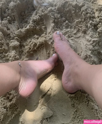 Prii_feet [ prii-feet ] - Is this dress too short