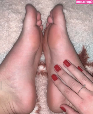 Prii_feet [ prii-feet ] - Legs for days …………😈🔥