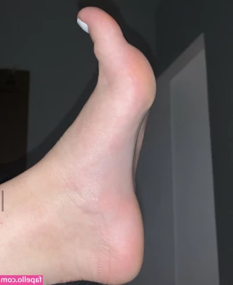 Prii_feet [ prii-feet ] - Enjoying the View  i was feeling so cozy and just needed my fucking