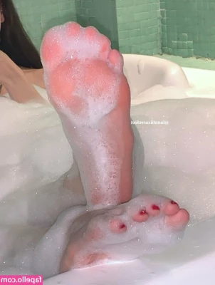 Prii_feet [ prii-feet ] - Do you love being exposed in public sissy? I loved doing that, come