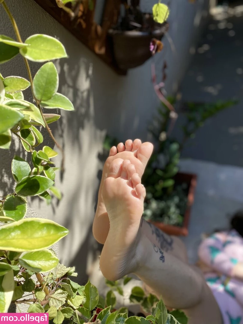 Prii_feet [ prii-feet ] - I cleaned my kitchen  May I have one good girl please    tip  5 on