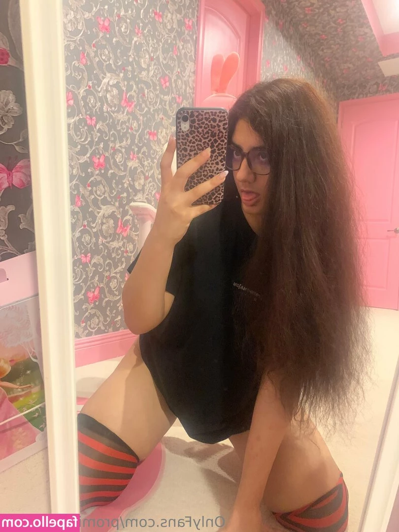 promiscuousd0l1 - boys who know how to serve Mommy and start communication with tips