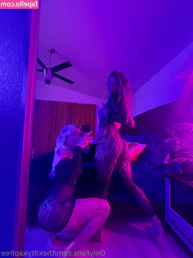 thekittykapfree - Do you like how my pussy looks while I m riding my big plug
