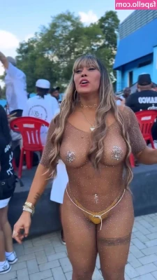 Rosiane Pinheiro [ rosiane-pinheiro ] - First post  Making sure it s the best  outdoor shower fun