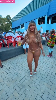Rosiane Pinheiro [ rosiane-pinheiro ] - Black like my heart