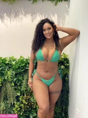 Rosiane Pinheiro [ rosiane-pinheiro ] - The superwoman