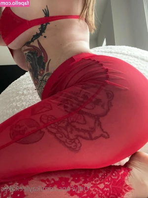 valentinevixen777 - The way of beauty: long hair, a smile, and some glitter. ✨💋 