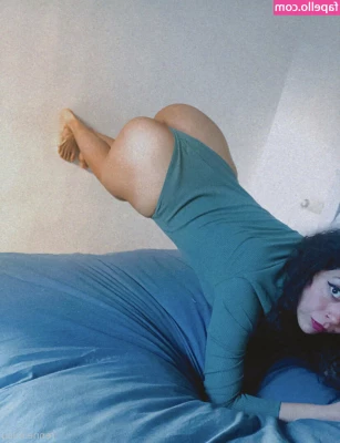 renne.miau [ renne-miau ] - i got a selfie stick and it’s making content so much easier already!