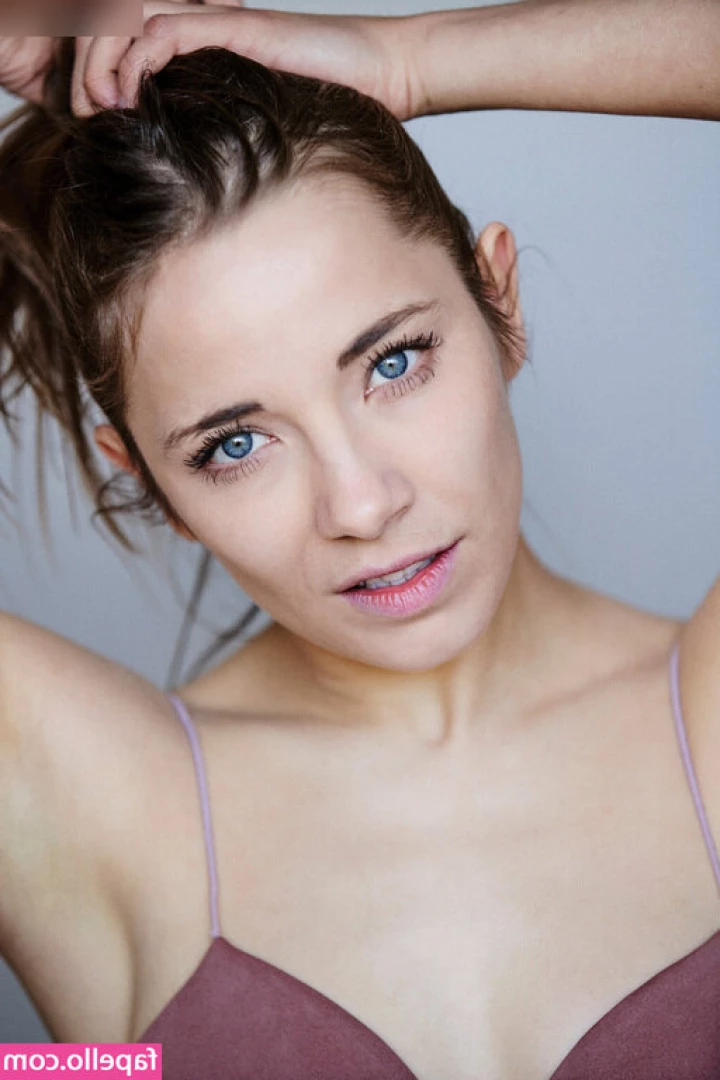 Carolin von der Groeben [ carolin-von-der-groeben ] - It s Friday