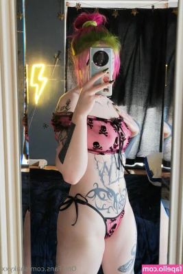 shakyxx - I m so submissive  Even other sisses love using me