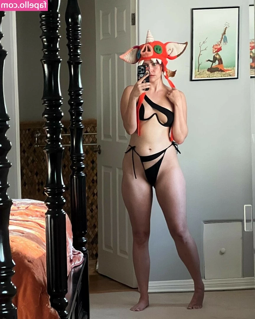 Whitney Moore [ whitney-moore ] - Un streaptease
