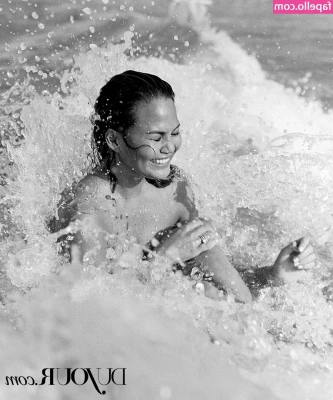 Chrissy Teigen [ chrissy-teigen ] - This ass needs to be spoiled urgently