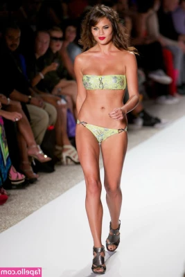 Chrissy Teigen [ chrissy-teigen ] - Aquí esperandolos babys  echa a volar tú imaginación y dime qué