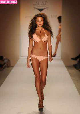 Chrissy Teigen [ chrissy-teigen ] - I'm going to go live in my shower 🚿 NUDE on my VIP