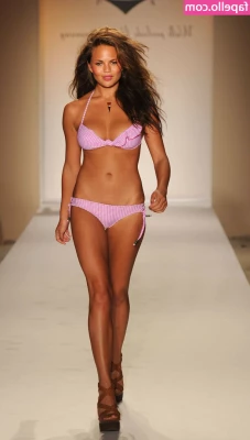 Chrissy Teigen [ chrissy-teigen ] - A little fresh air never hurt