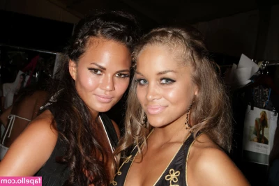 Chrissy Teigen [ chrissy-teigen ] - Cuir   Finesse   Classe    Soit dévoué à ta Patronne