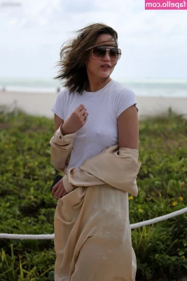 Chrissy Teigen [ chrissy-teigen ] - Mmm  5 to see my pussy spread   tips are also welcome