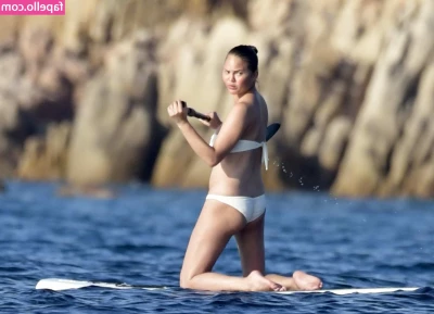 Chrissy Teigen [ chrissy-teigen ] - Sexy curves of a hot body🥵🍑