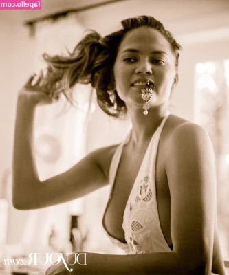 Chrissy Teigen [ chrissy-teigen ] - Is white a good color for me?