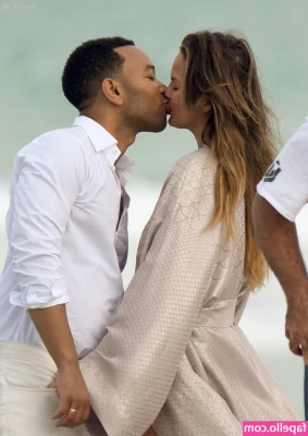Chrissy Teigen [ chrissy-teigen ] - Prettier in curly hair or straight hair? 😍