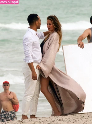 Chrissy Teigen [ chrissy-teigen ] - Stretchhhh  I need a good workout