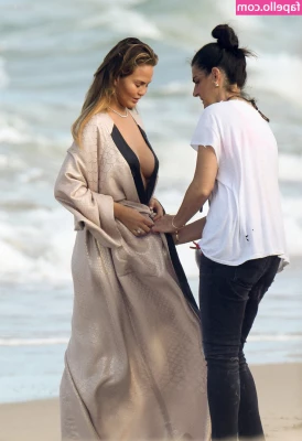 Chrissy Teigen [ chrissy-teigen ] - Come grab this ass
