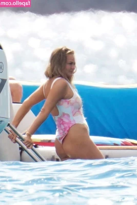 Chrissy Teigen [ chrissy-teigen ] - To start the week in the best way we need of a nice booty and new