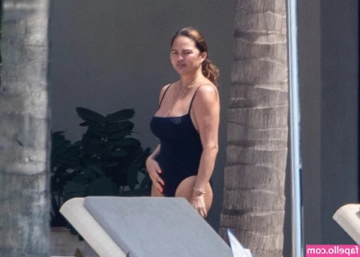Chrissy Teigen [ chrissy-teigen ] - Pool side with @ecchisachi333 toes