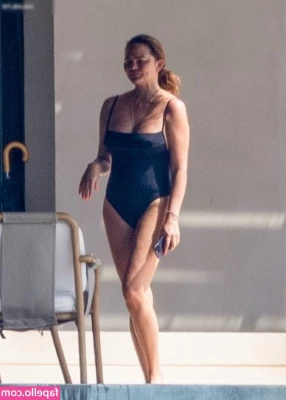 Chrissy Teigen [ chrissy-teigen ] - Blowing kisses