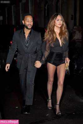 Chrissy Teigen [ chrissy-teigen ] - Non perderti questa foto delle mie piante dei piedi in primo piano 