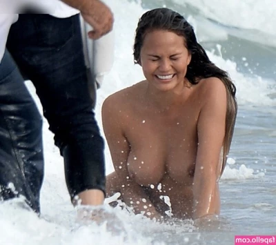 Chrissy Teigen [ chrissy-teigen ] - Happy new year! Celebrating with family so had to sneak off to the