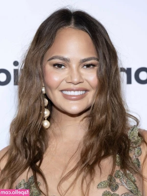 Chrissy Teigen [ chrissy-teigen ] - Ready for the holiday weekendddd? ❤️🤍💙