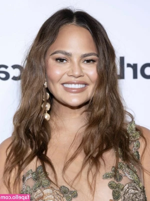 Chrissy Teigen [ chrissy-teigen ] - The last 2 pictures of 2020 ❤️ And just think... it's only gonna