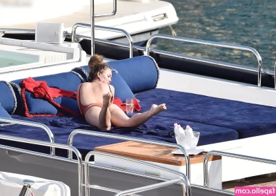 Chrissy Teigen [ chrissy-teigen ] - Your ass is an invitation to me