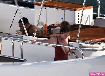 Chrissy Teigen [ chrissy-teigen ] - Hope everyone is having a great Sunday part 1