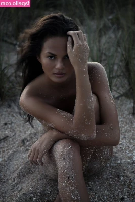 Chrissy Teigen [ chrissy-teigen ] - What s the rest of me doing