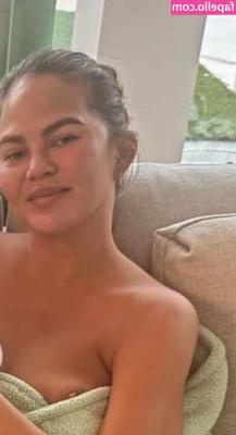Chrissy Teigen [ chrissy-teigen ] - You didn’t forget to get me something for Christmas did you?!