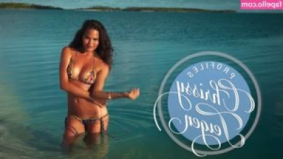 Chrissy Teigen [ chrissy-teigen ] - Que tal aquele Joy exibindo as solas? Será que você consegue chegar