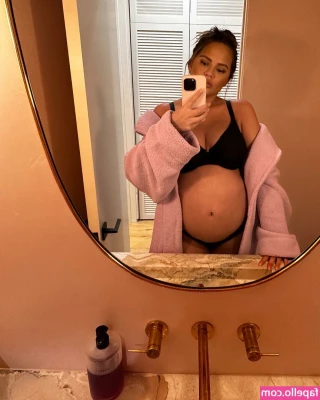 Chrissy Teigen [ chrissy-teigen ] - Always laughing