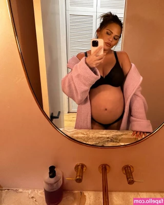 Chrissy Teigen [ chrissy-teigen ] - Coyly teasing  gt  tenderly inviting  gt  graciously accepting  gt 