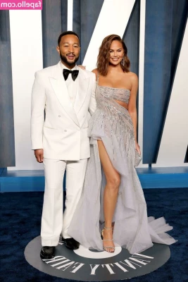 Chrissy Teigen [ chrissy-teigen ] - The bestie is going to make a series of artwork of me. Super excited